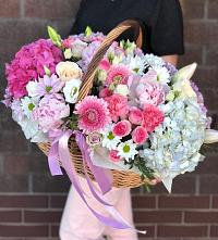 Цветочная композиция из Розы, Хризантемы, Пионы и Лизиантусы в корзине в Терволово