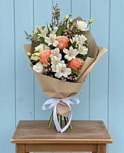 Букет цветов из:  Альстромерии, Лизиантусы, Розы и Хризантемы в Терволово