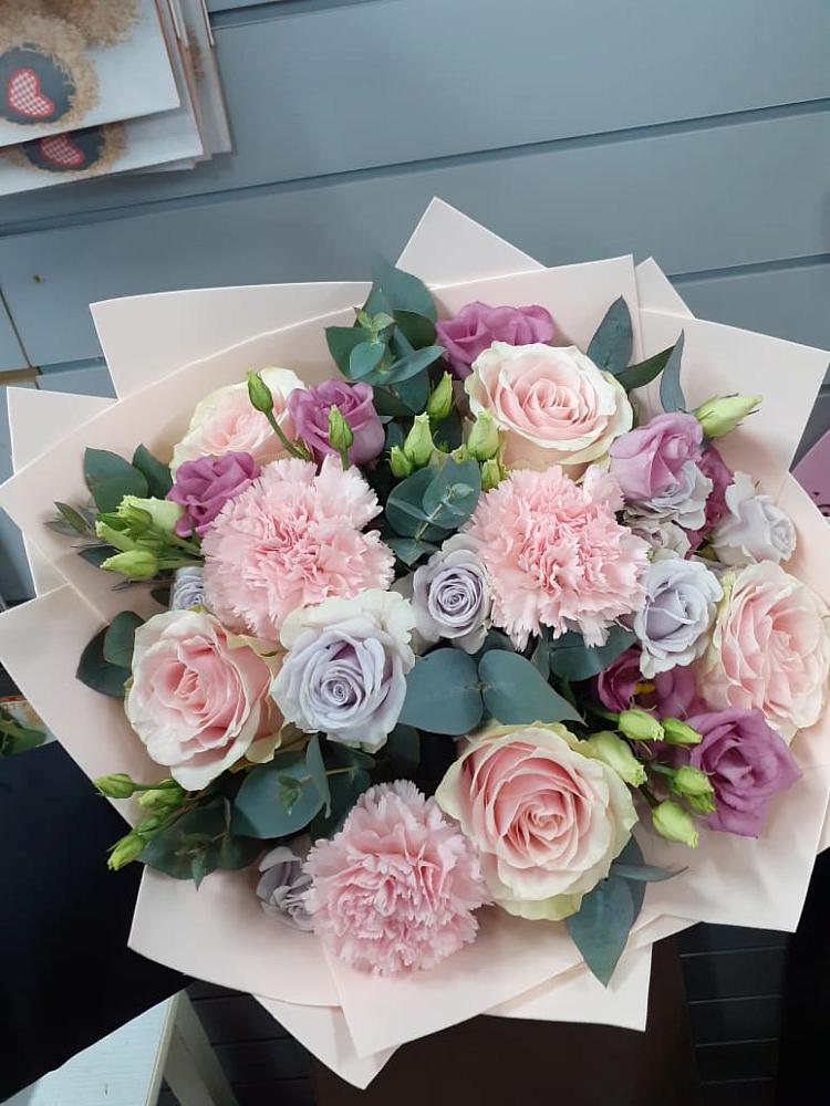 Букет цветов из: Розы, Гвоздики и Лизиантусы в Терволово